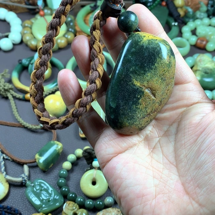 吊坠(赠链)未镶嵌岫岩河磨玉（透闪石质玉）