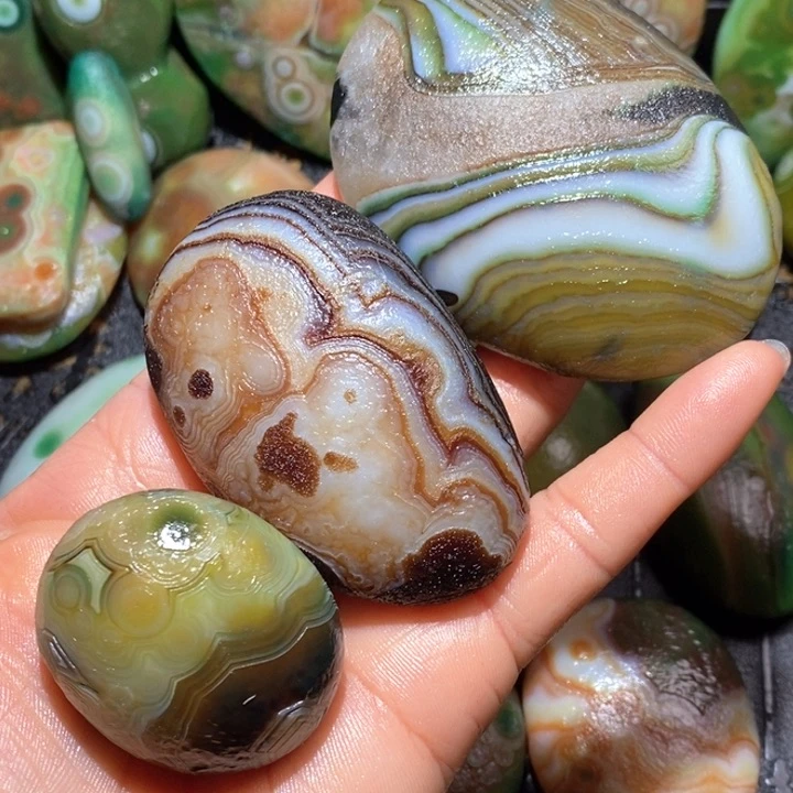 石英质玉颈饰未镶嵌启*