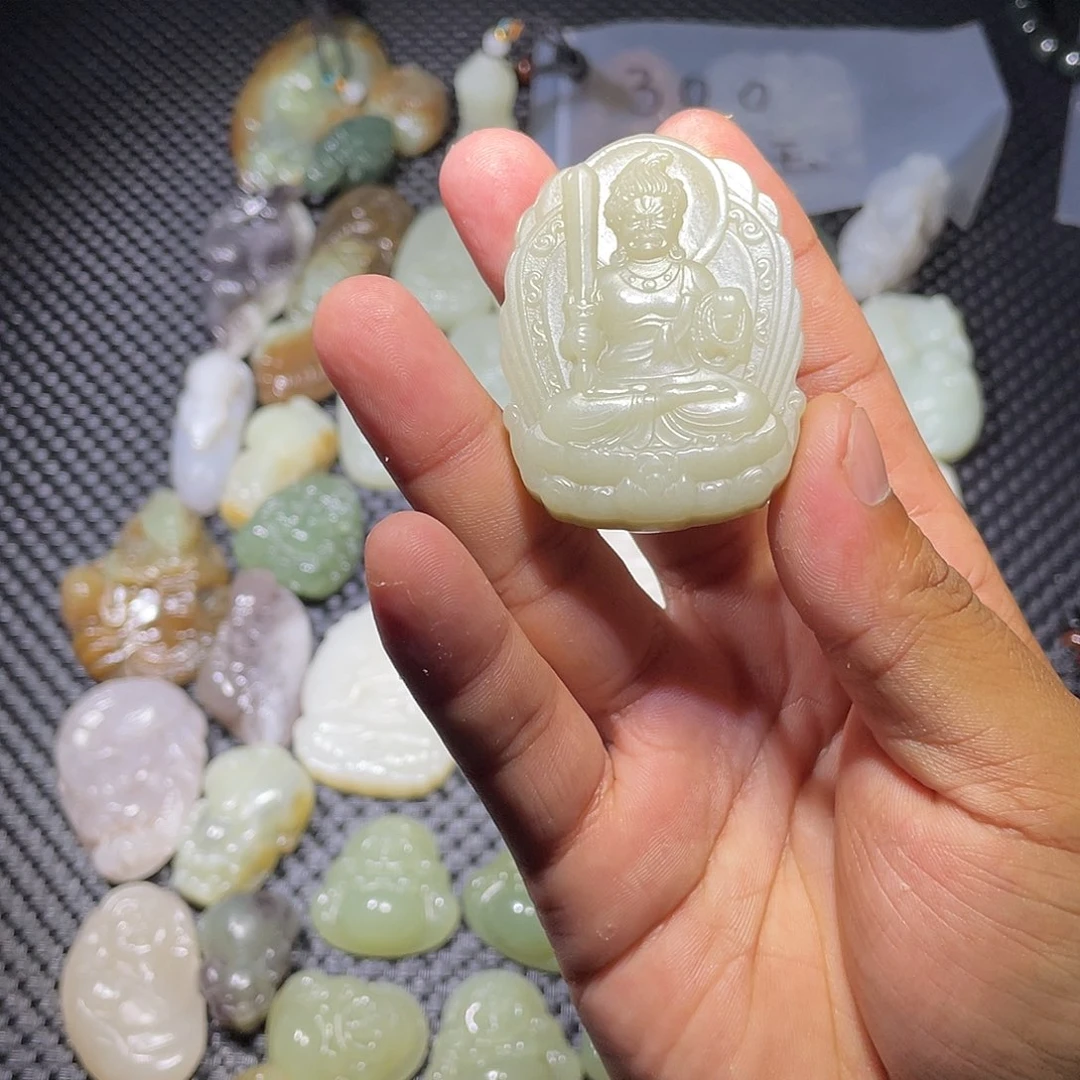 元***汪和田玉未镶嵌颈饰