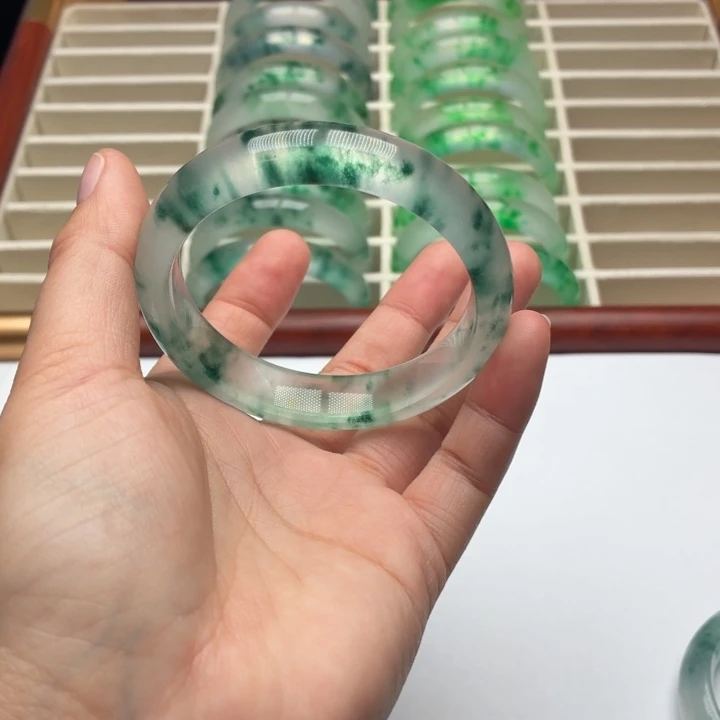 祎***猫石英质玉未镶嵌手镯