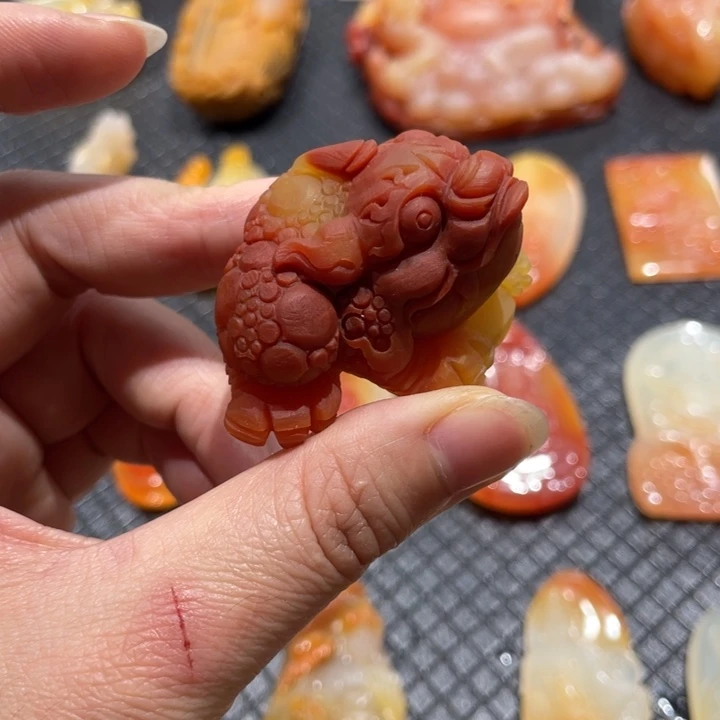 石英质玉（黄龙玉）未镶嵌颈饰