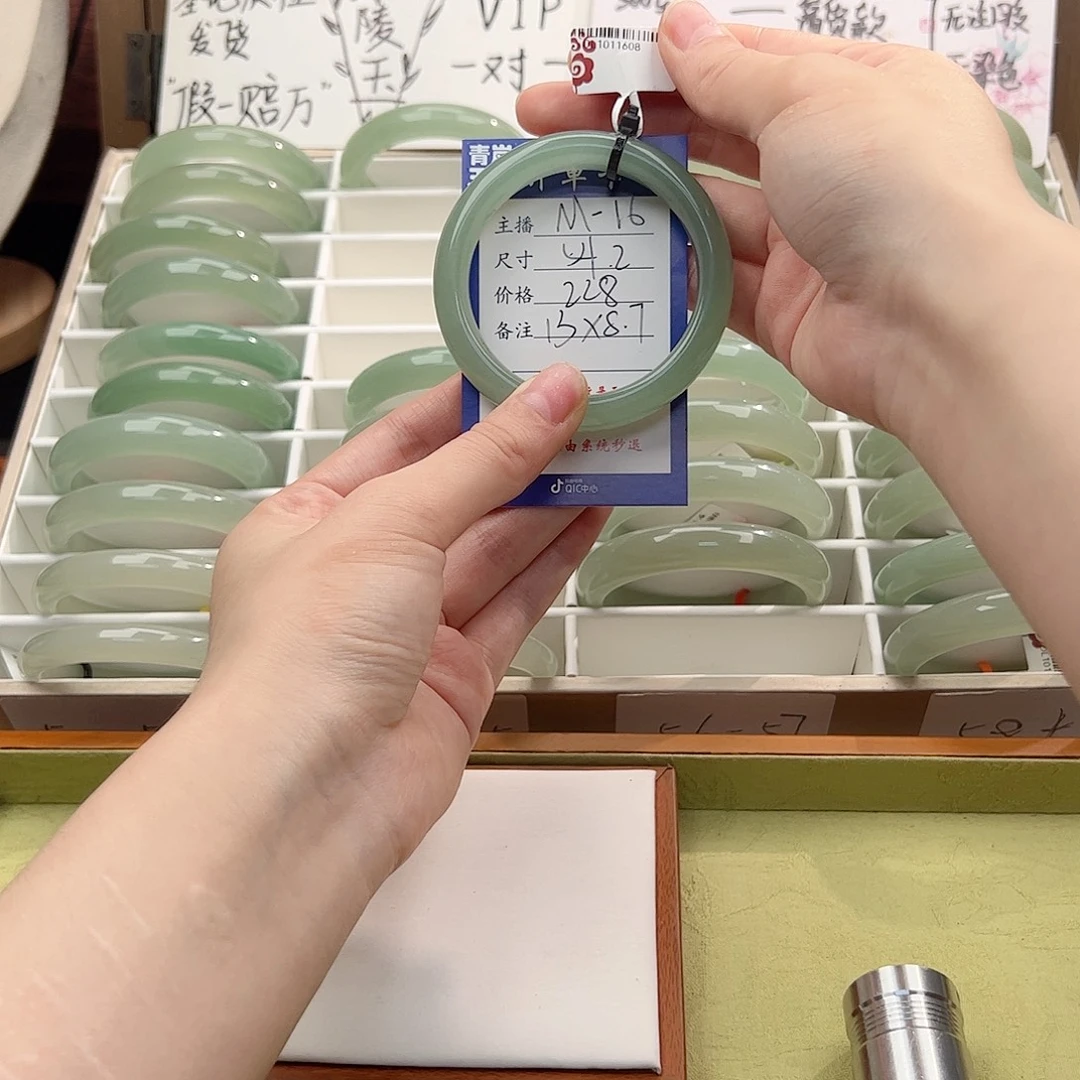 一***奶东陵石未镶嵌手镯