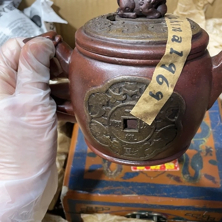 茶壶紫砂矿泥料，手工制作的一把紫砂壶。