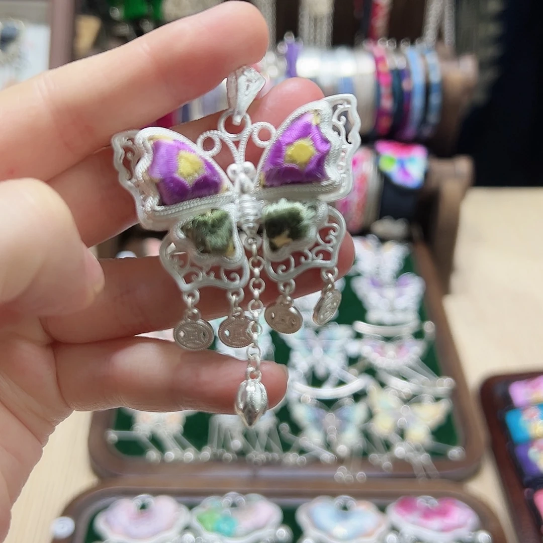 织绣手工苗银吊坠（配皮绳）