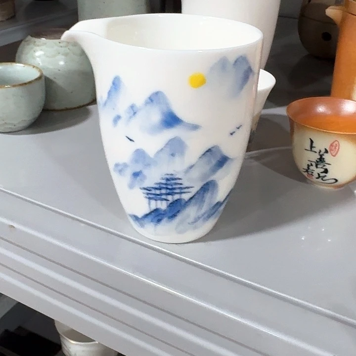 主人杯一个，瓷。。品茗
