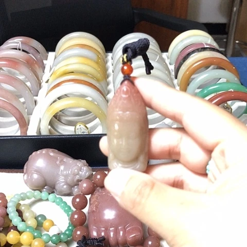 石英质玉未镶嵌颈饰