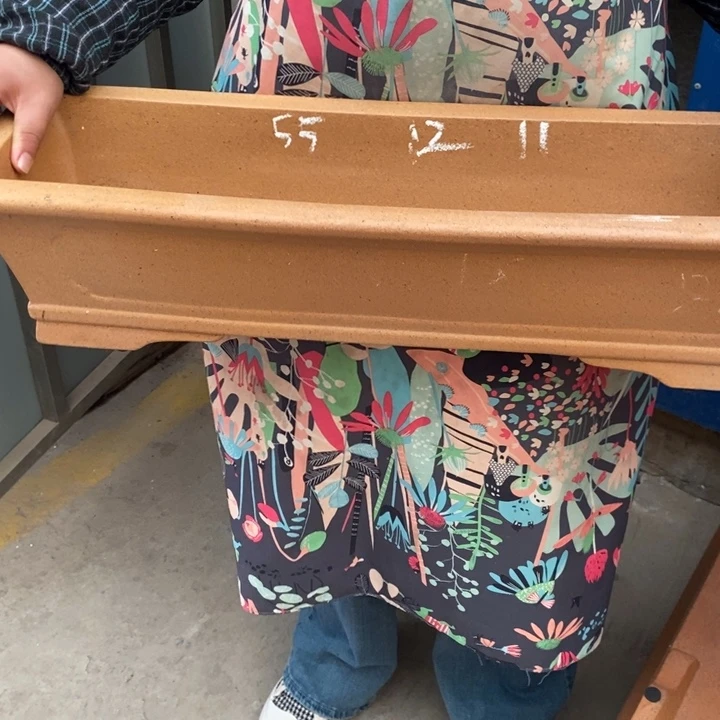 花盆紫砂只顾看手机的小