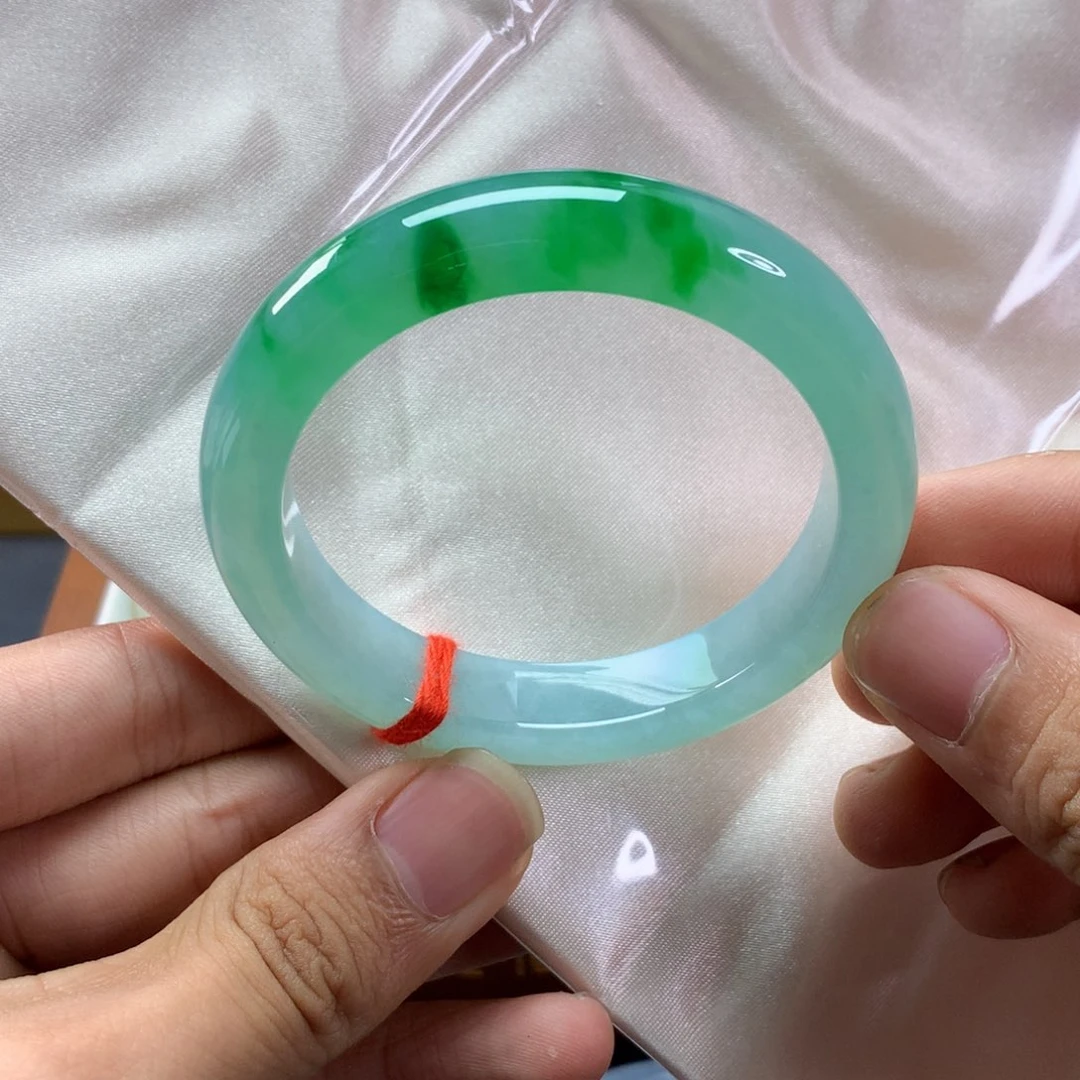 翡翠手镯未镶嵌正圈