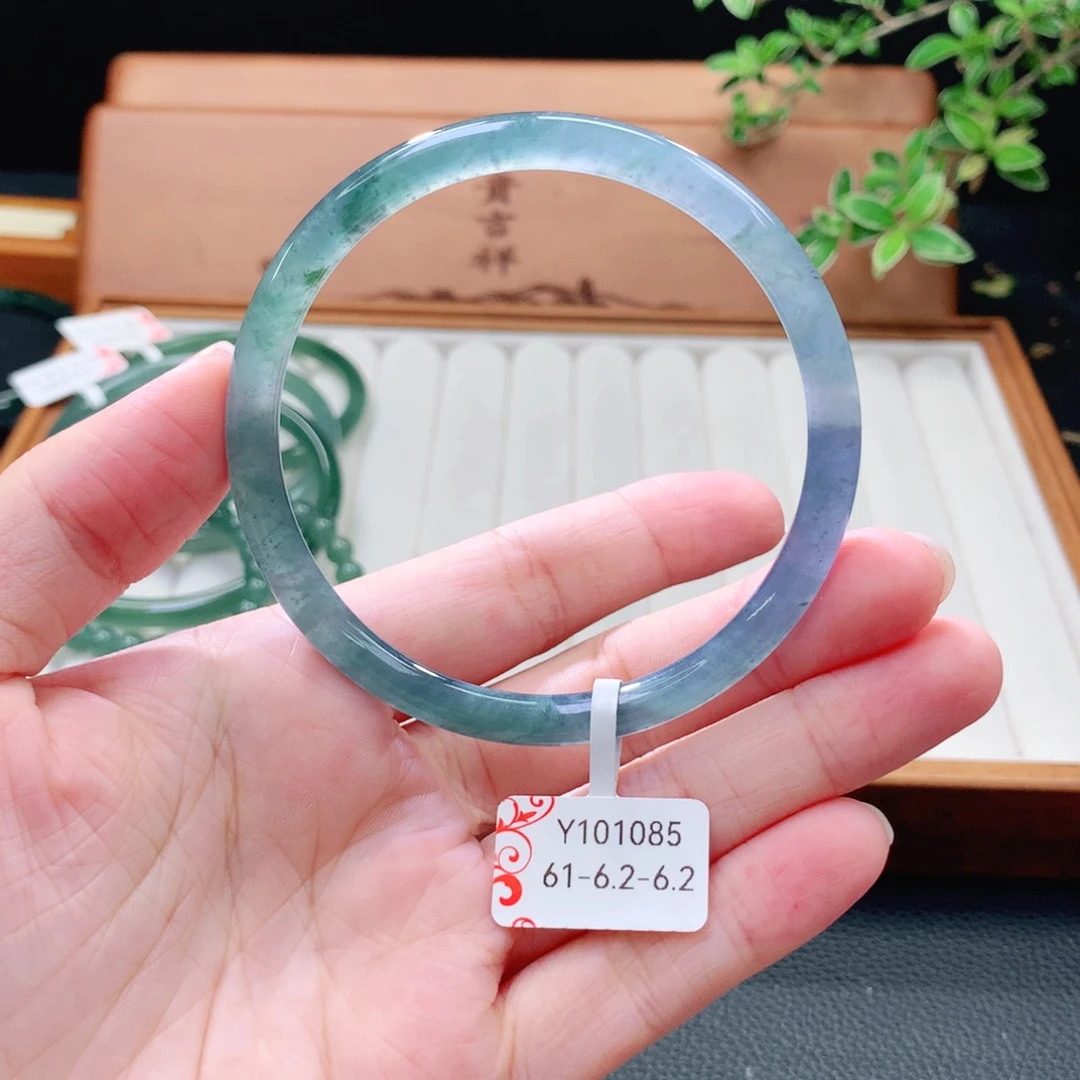 翡翠未镶嵌手镯（圆镯）