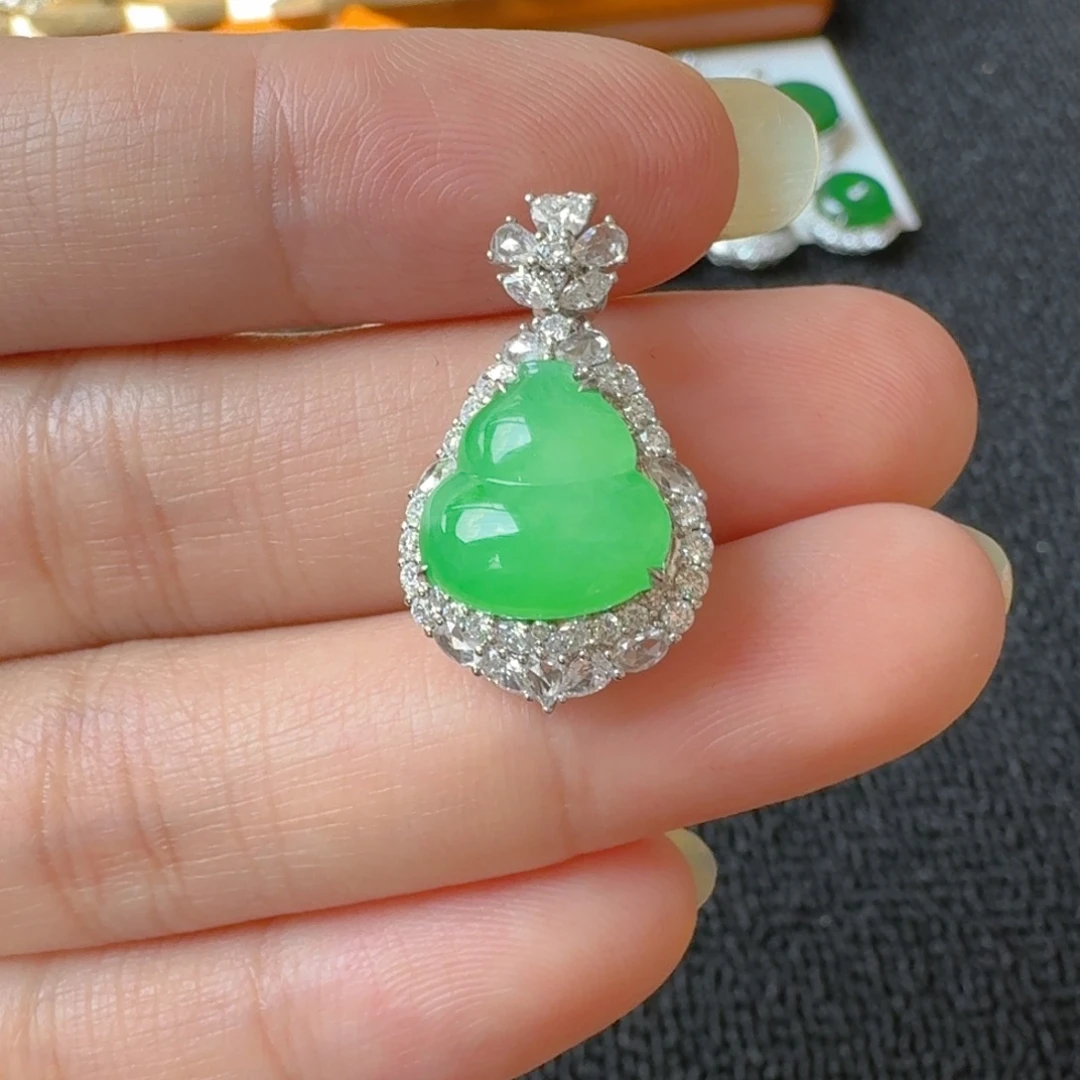 翡翠18K金镶嵌颈饰吊坠