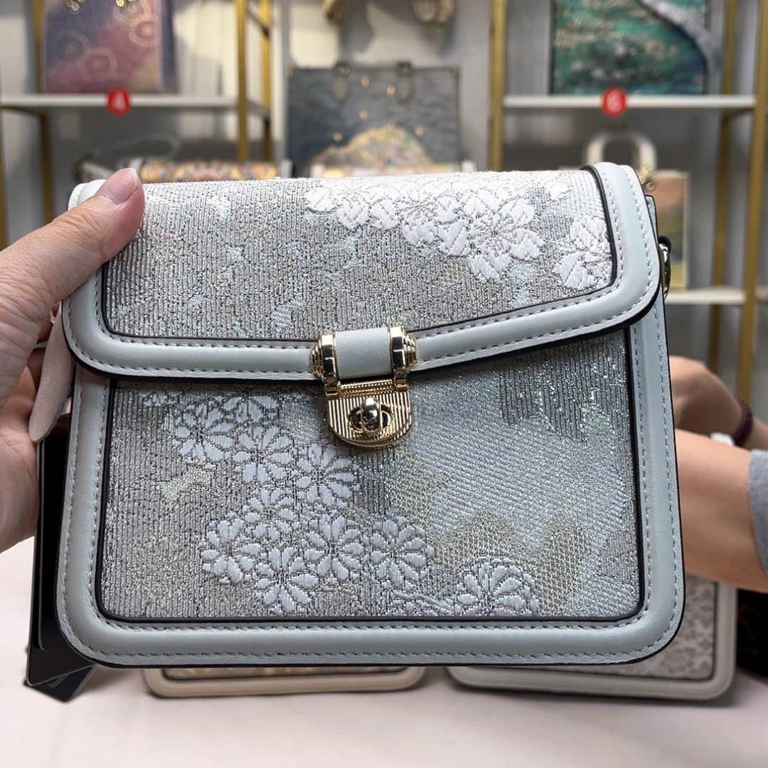 东***子织绣高定直播间浮力特漏