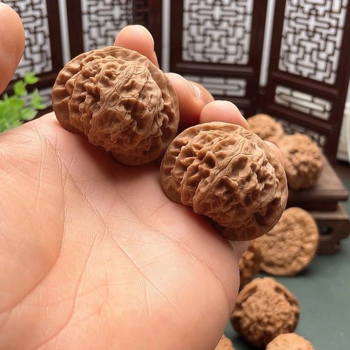 猪***u文玩核桃把件宫灯