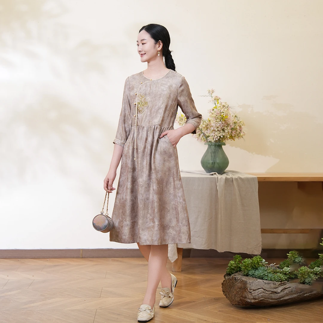布符2025年春季新款浅卡鎏金圆领珠绣连衣裙中式斜襟气质女MCCLY5