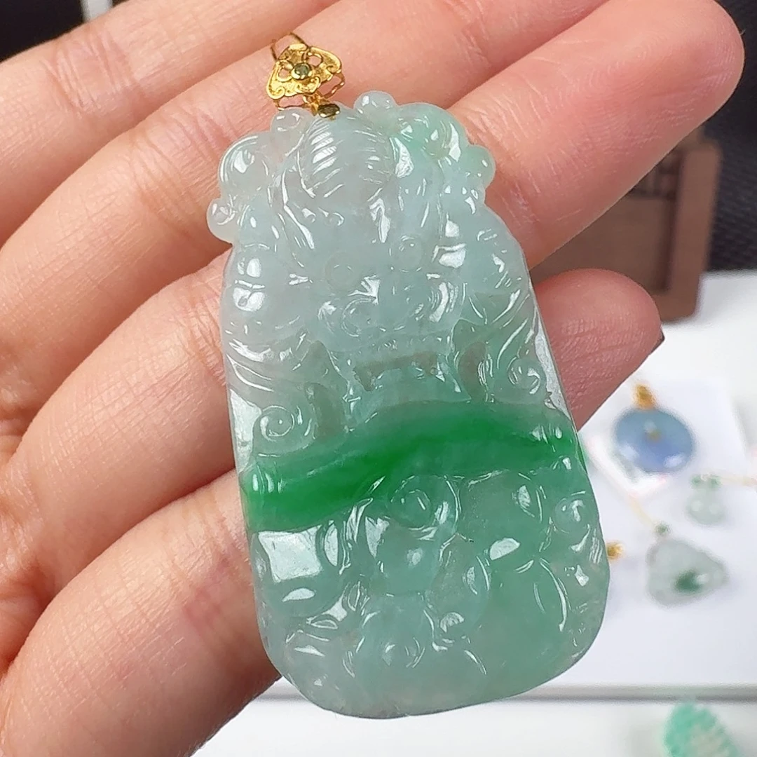 翡翠18K金镶嵌颈饰