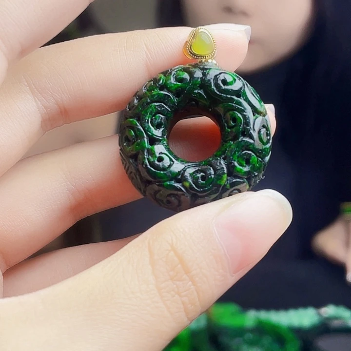 翡翠未镶嵌颈饰多样性