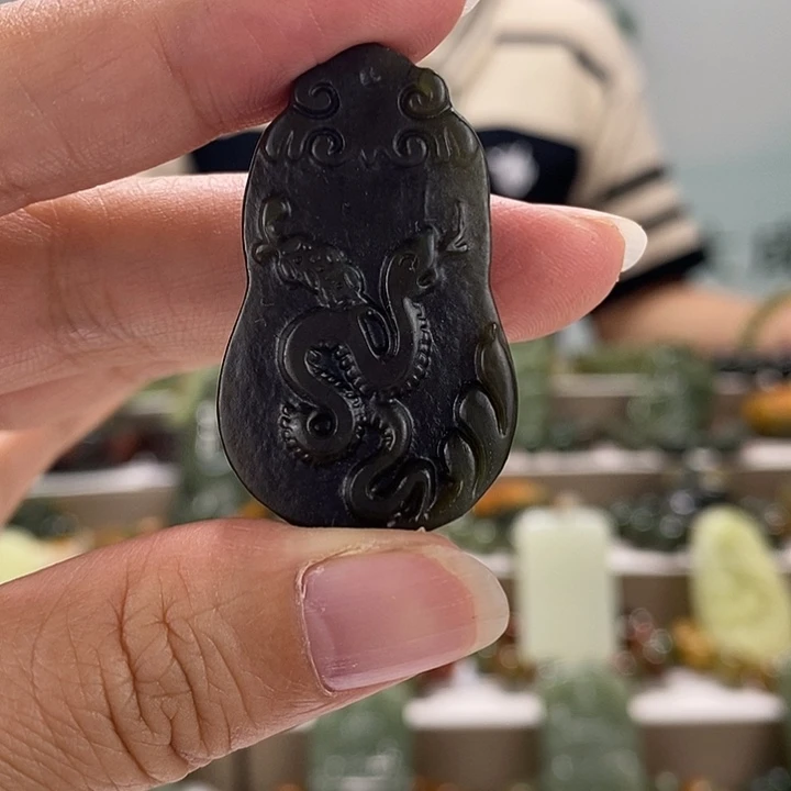 和田玉未镶嵌颈饰微瑕