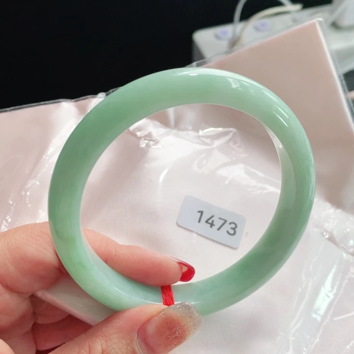 翡翠手镯未镶嵌64圈。