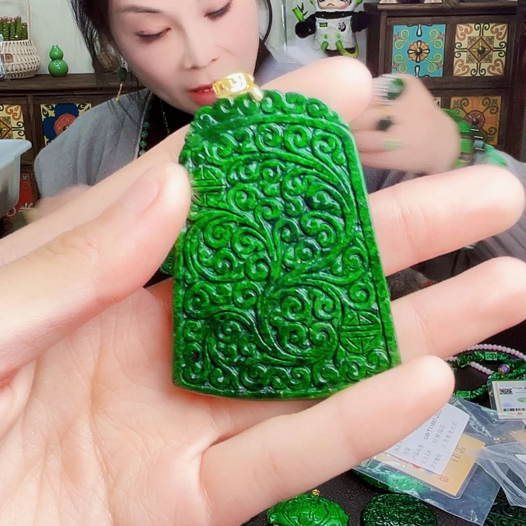 颈饰18K金镶嵌翡翠
