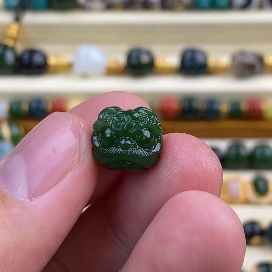 和田玉颈饰未镶嵌呆****?