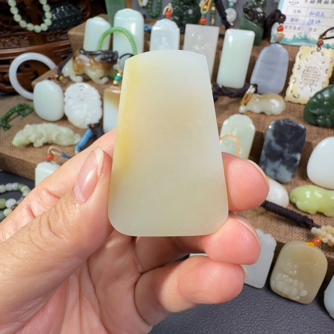 颈饰未镶嵌和田玉（糖玉）
