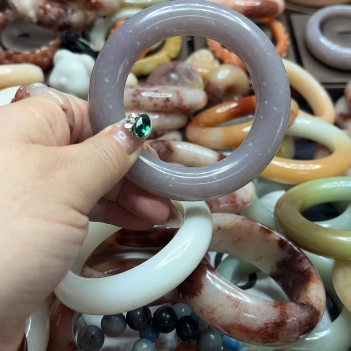 贵***涵石英岩玉合金颈饰