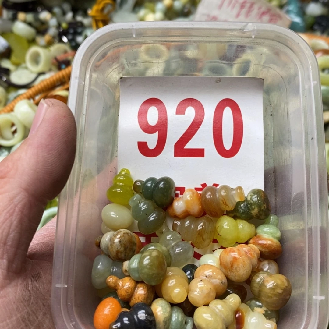 蛇纹石玉挂坠未镶嵌