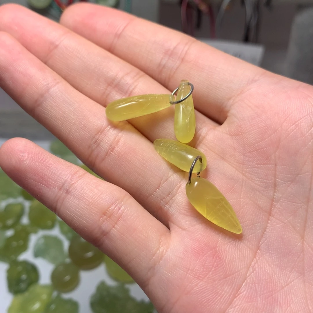 岫玉未镶嵌颈饰……