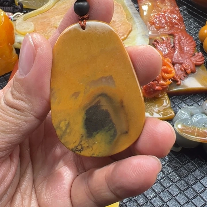 石英质玉（黄龙玉）颈饰未镶嵌何**忆