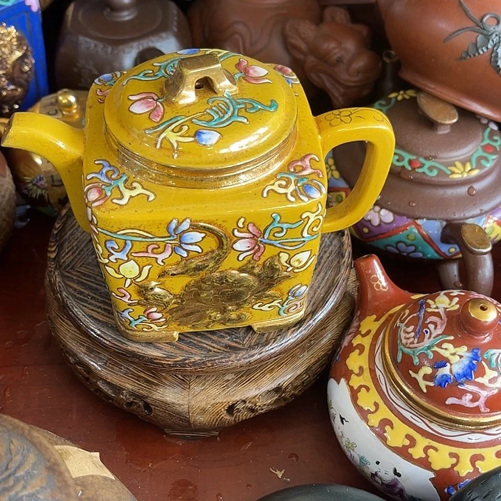 段泥茶壶原矿泥料手工制作的一把紫砂壶。