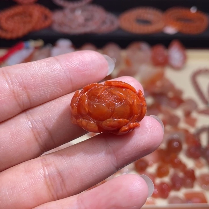 南红玛瑙牡丹花两边打牛鼻子孔未镶嵌小*1086