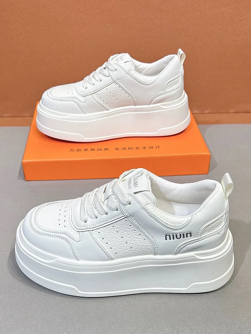 松糕底厚底小白鞋底高5.5 cm，超级显脚小