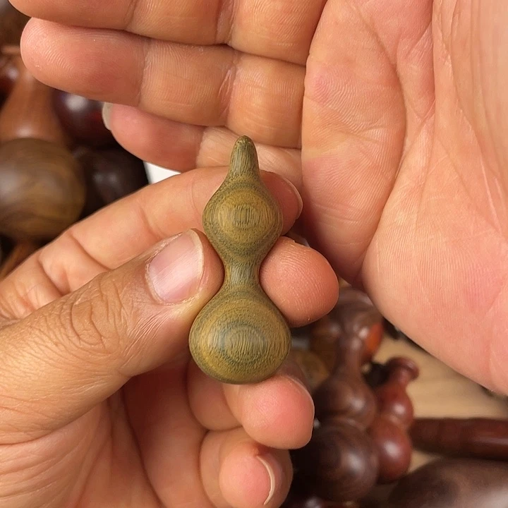 猫***野维腊木（绿檀）哦手把件