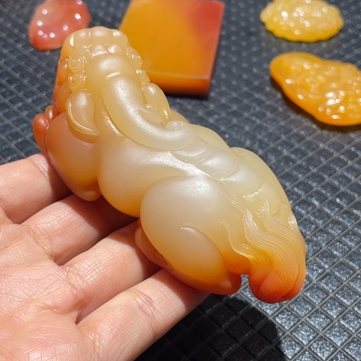 未镶嵌石英质玉（黄龙玉）把件