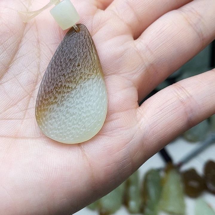 你***发和田玉未镶嵌颈饰