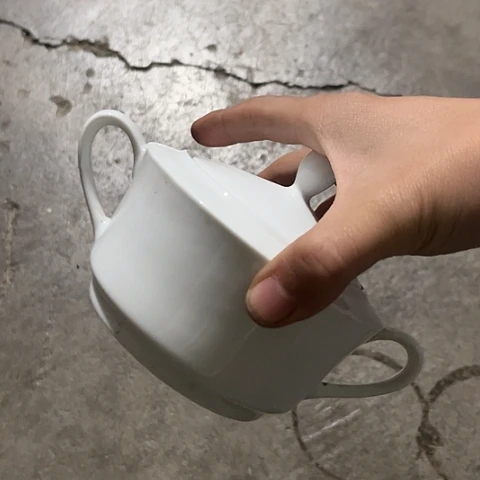 其他瓷双耳糖罐一个