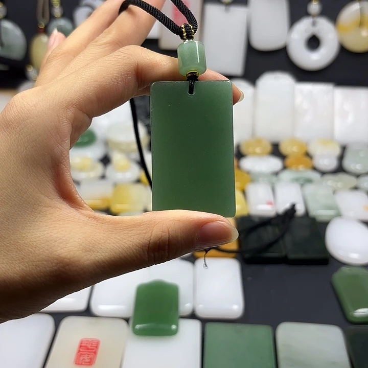 颈饰未镶嵌石英质玉（金丝玉）