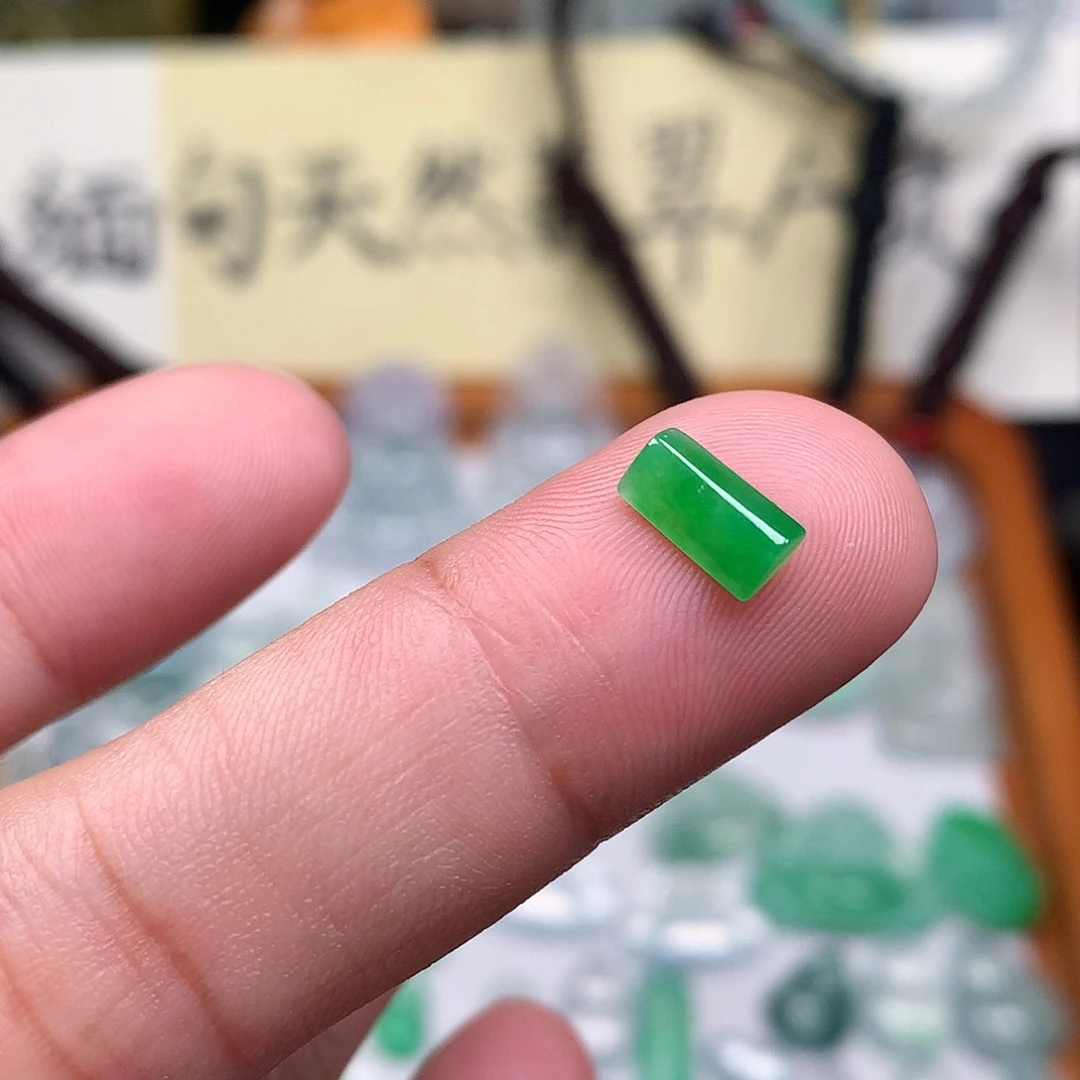 翡翠裸石缅甸天然A货翡翠阳绿条形