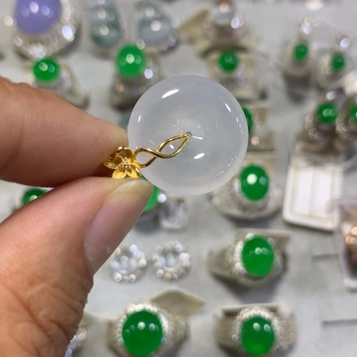 颈饰未镶嵌翡翠天然翡翠吊坠