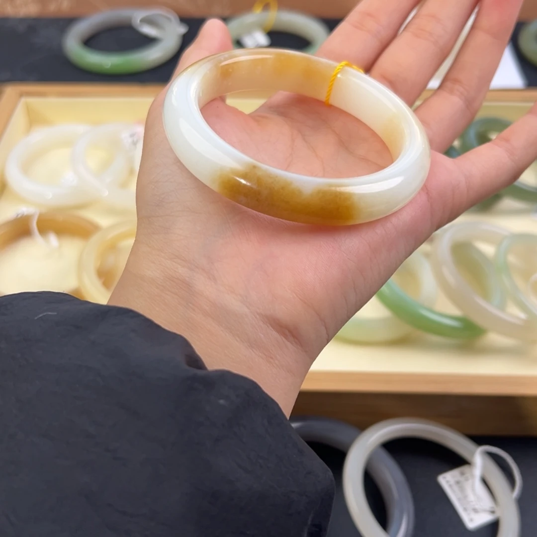 和田玉未镶嵌手镯