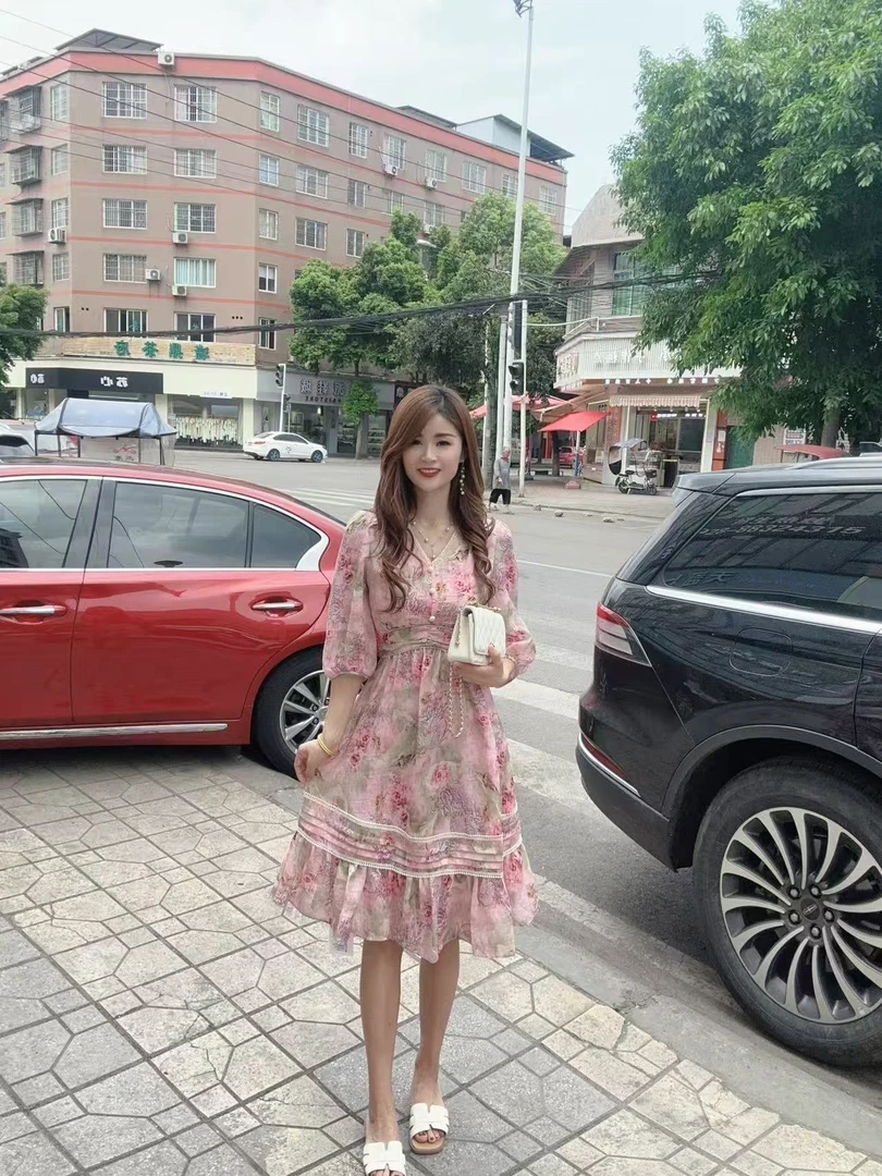 洋气花边针织扣子金边V领粉色连衣裙（95CM）