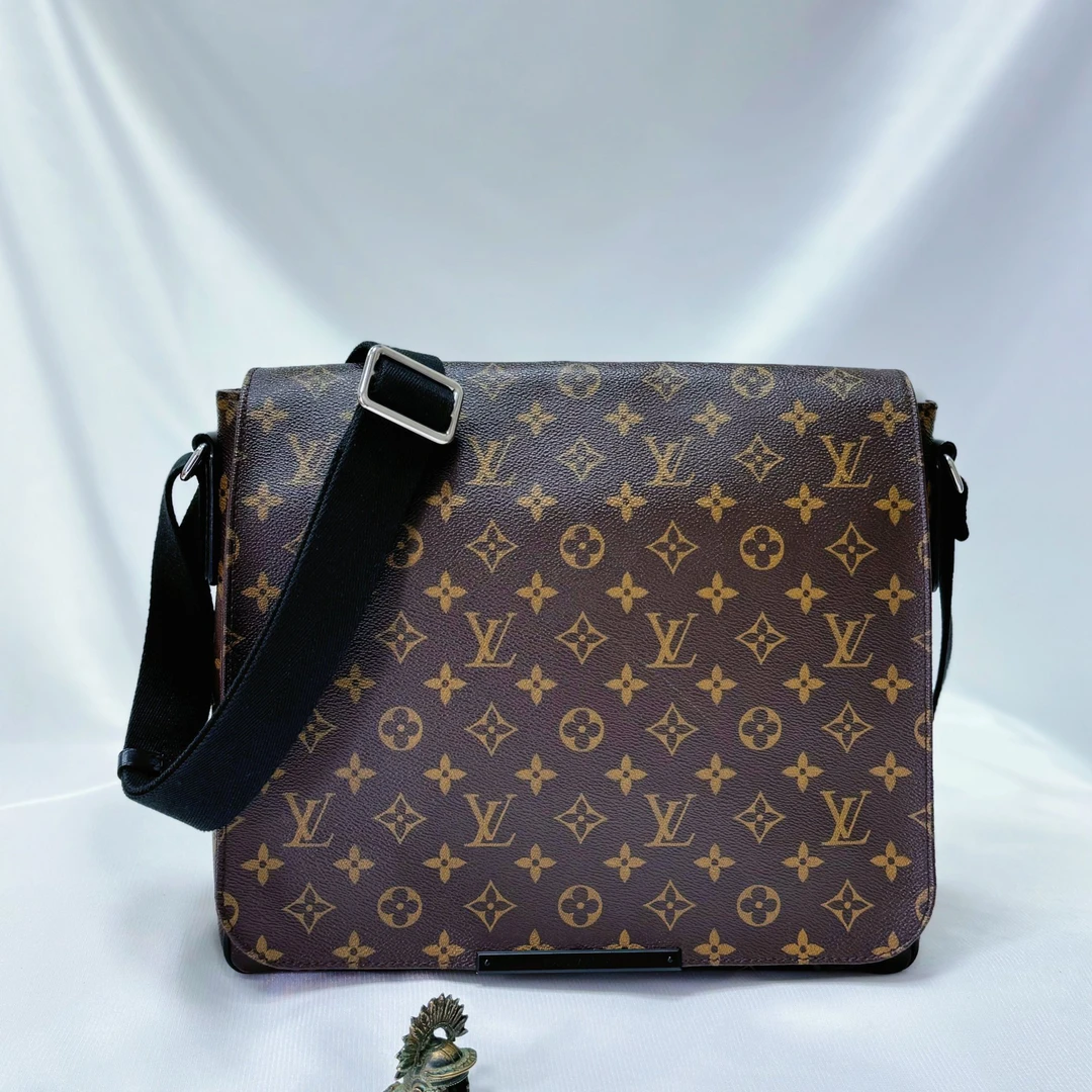 95新 LouisVuitton/路易威登 NÉONOÉ老花翻盖邮差/单包/31*29*7cm
