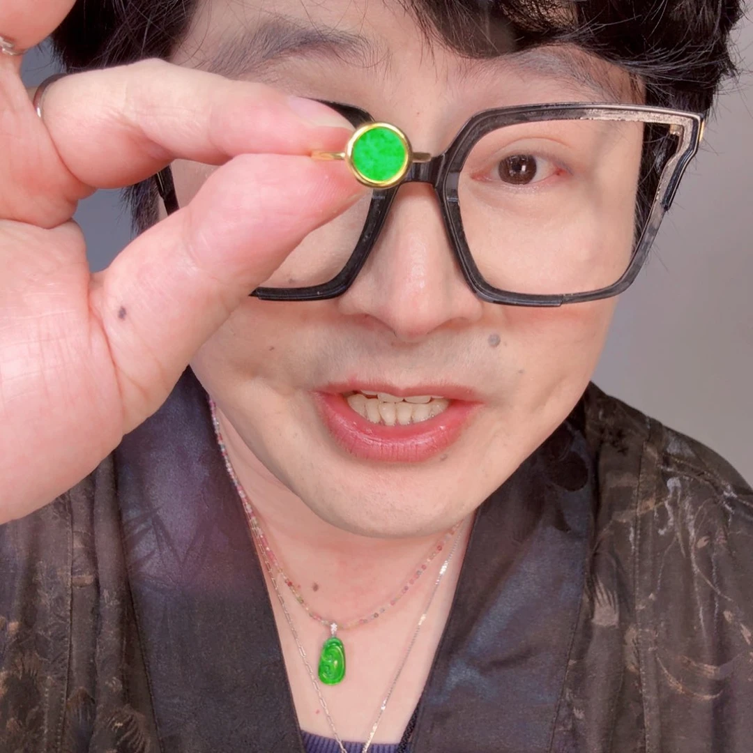 翡翠未镶嵌颈饰一件