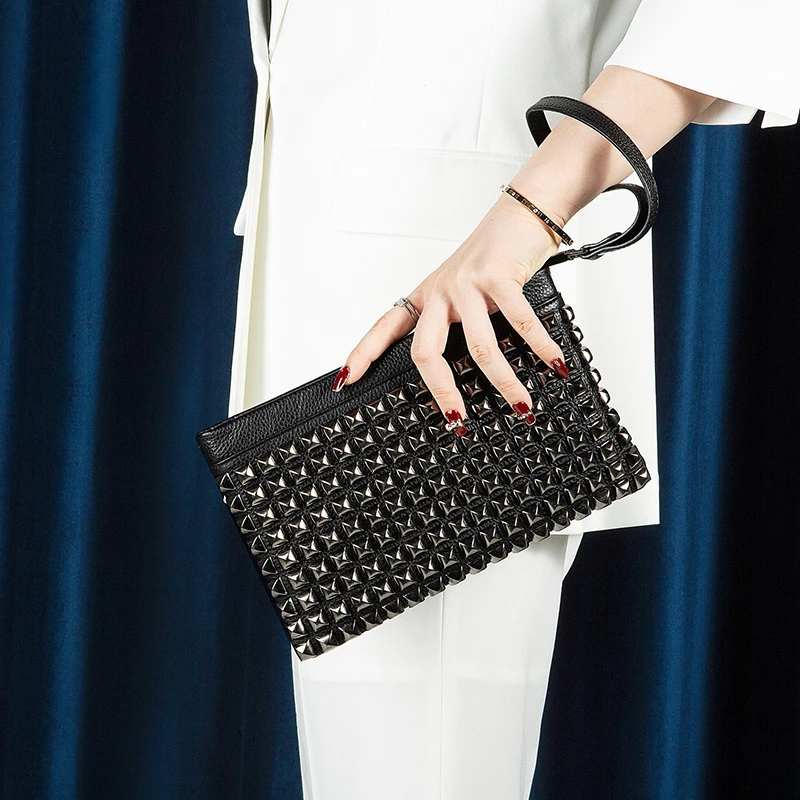 纯牛皮大容量手拿包女气质2025新款时尚柳钉真皮信封包夹包放雨伞