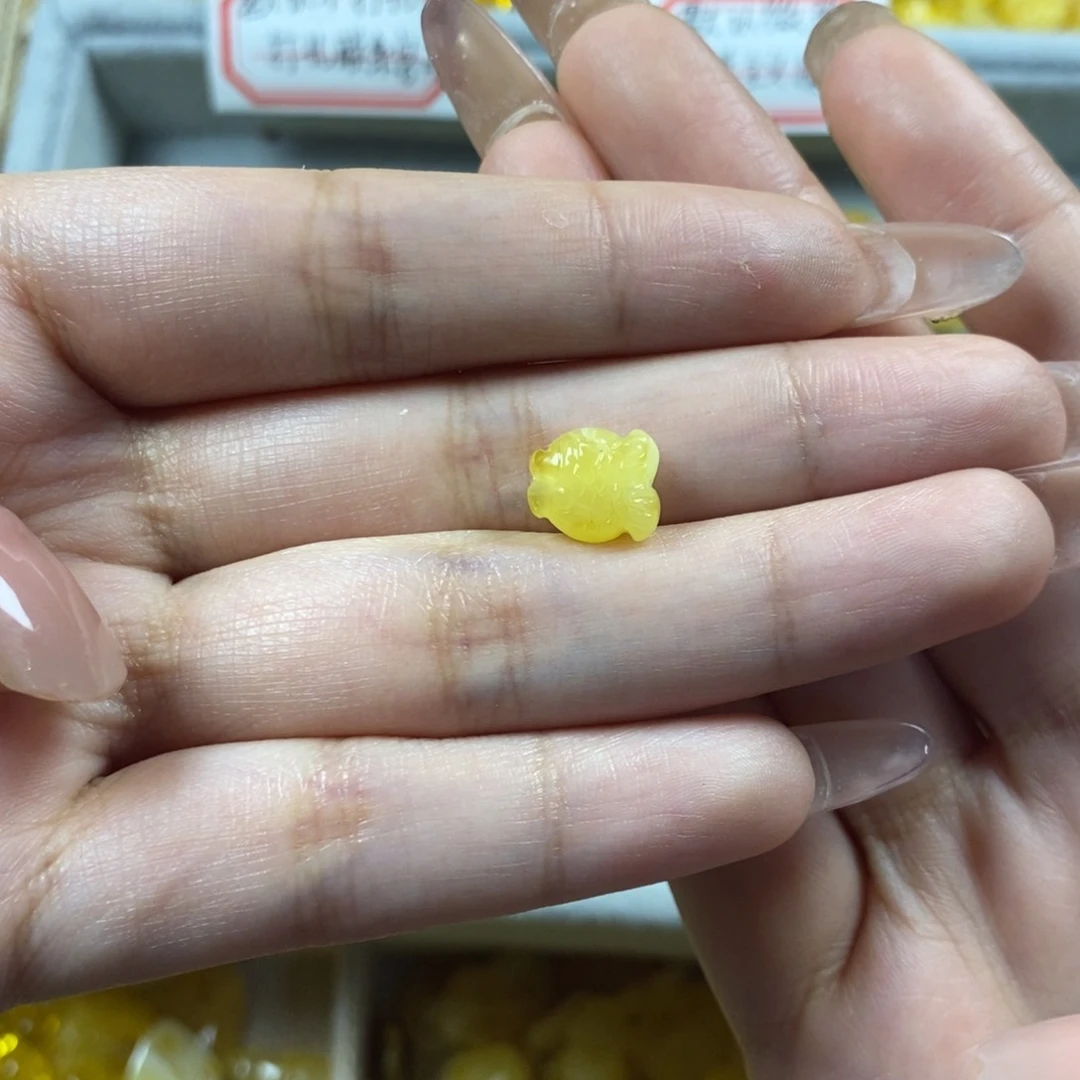 琥珀裸石未镶嵌雨*小鱼