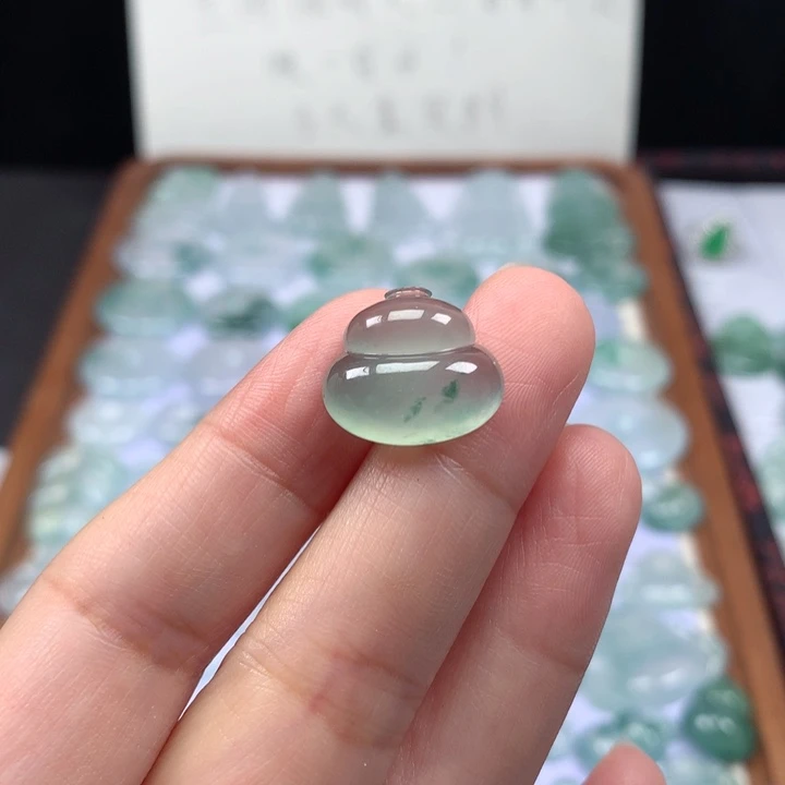 颈饰未镶嵌翡翠冰种晴底佛公