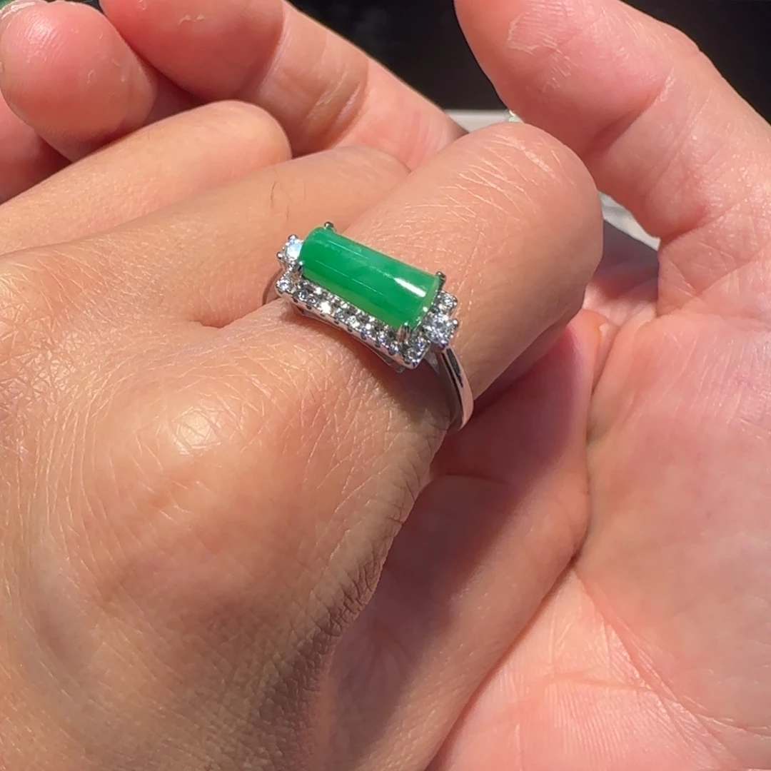 翡翠未镶嵌颈饰无事柱银镶戒指