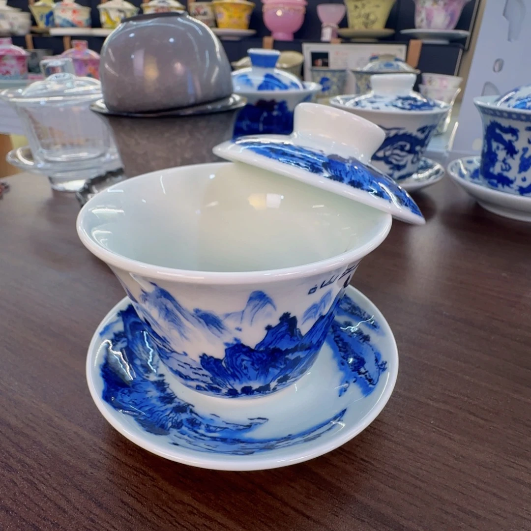 这些盖碗很漂亮我很喜欢！！