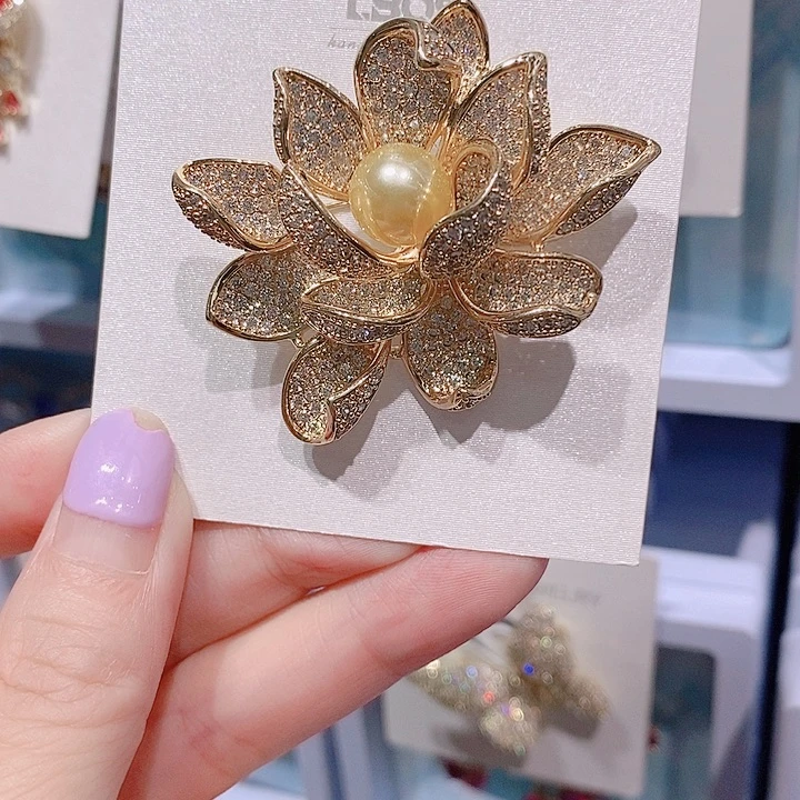 锆石铜合金莲花胸针