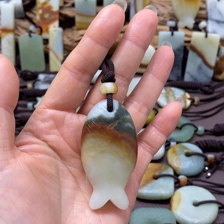 小***柒蛇纹石玉未镶嵌颈饰