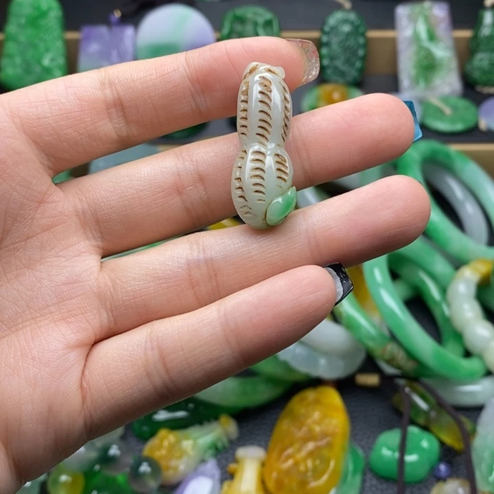 翡翠挂件未镶嵌翡翠